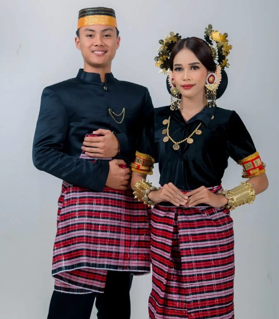 Baju tradisional sulawesi barat dengan mengenakan sarung asli mandar atau lipa sa'be yang bercorak geometris. (Dok Jepa Mandar)